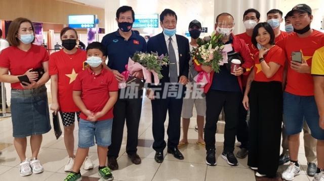 皇冠官网-【国足对手】越南队今晨抵阿联酋 大使亲自机场迎接