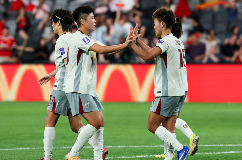 皇冠-中国女足半场2球领先！王霜进球被吹后轰世界波，张睿建功